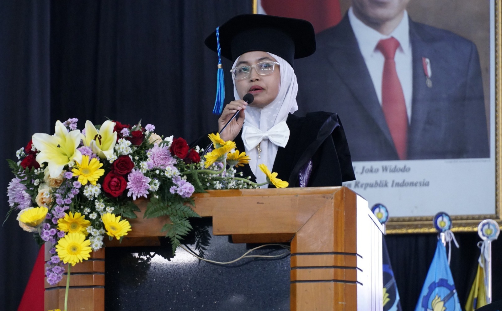 Prof Nur Aini Rakhmawati MScEng PhD dari Departemen Sistem Informasi ITS saat menyampaikan orasi ilmiahnya dalam prosesi Pengukuhan Profesor ITS