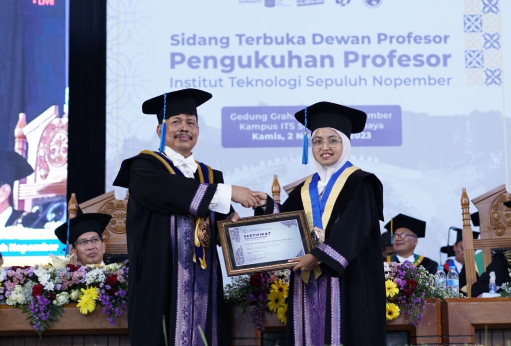 Prof Nur Aini Rakhmawati MScEng PhD (kanan) saat dikukuhkan sebagai Profesor ke-187 ITS