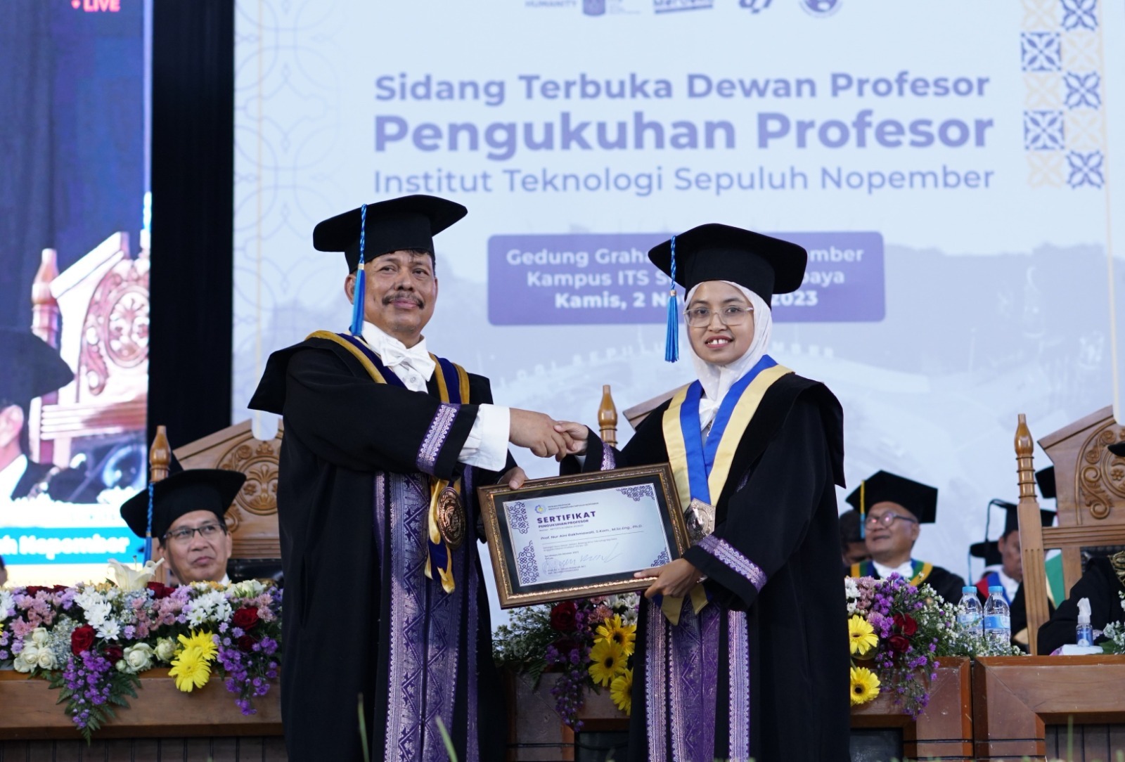 Prof Nur Aini Rakhmawati MScEng PhD (kanan) saat dikukuhkan sebagai Profesor ke-187 ITS