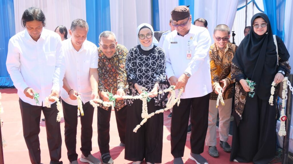 Prosesi pemotongan bunga sebagai simbolisasi peresmian Rumah BIMA, rumah tahan gempa berbahan FABA