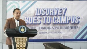 Capt Heru Susanto MM saat memberikan sambutan peresmian ruang kolaborasi IDSurvey dan ITS di Gedung NasDEC ITS
