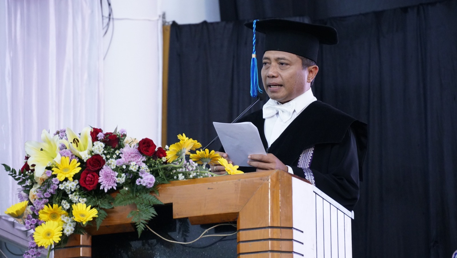 Prof Dr I Ketut Eddy Purnama ST MT saat menyampaikan orasi ilmiahnya mengenai telematika kesehatan pada acara Pengukuhan Profesor ITS