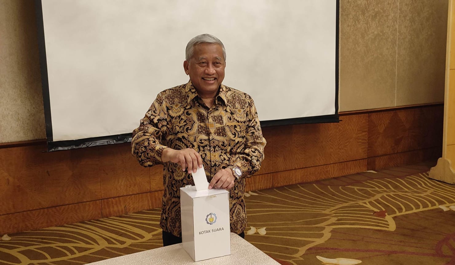 Ketua Majelis Wali Amanat ITS Prof Dr Ir Mohammad Nuh DEA saat memberikan hak suaranya pada pemungutan suara pemilihan Rektor ITS periode 2024 - 2029