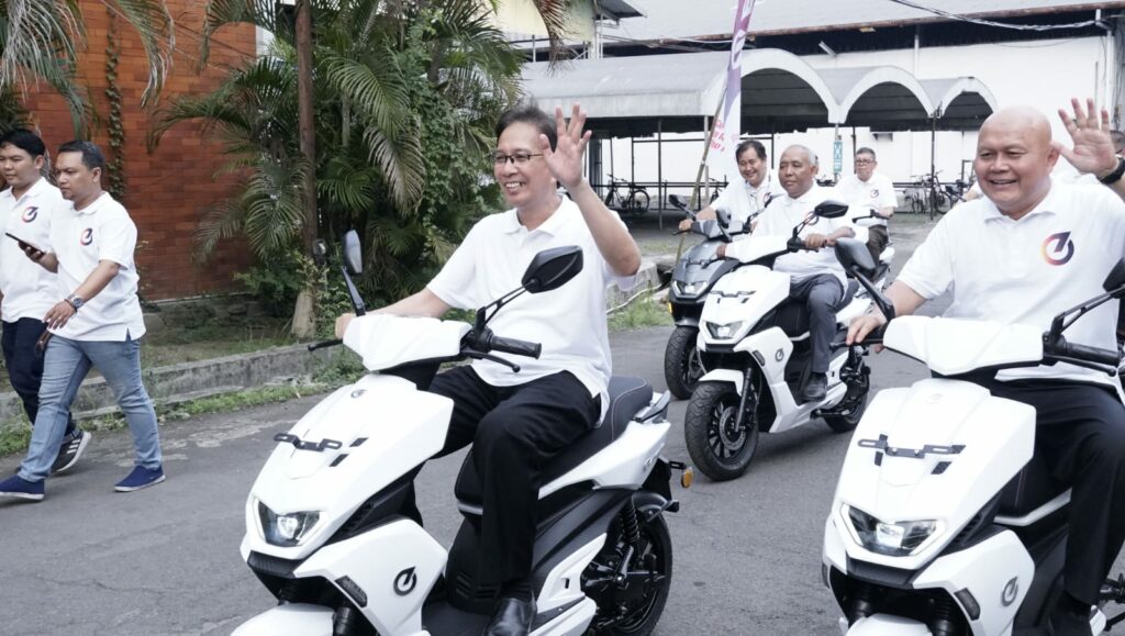 Rektor ITS Prof Dr Ir Mochamad Ashari MEng (kiri) saat mengendarai sepeda motor listrik EVITS TS-1