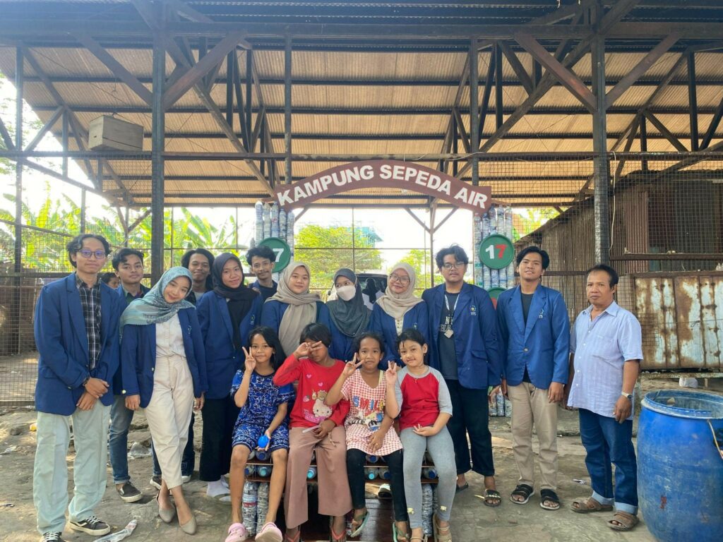 Gambar mahasiswa Departemen Teknik Kimia Industri ITS yang melakukan kegiatan KKN Abmas