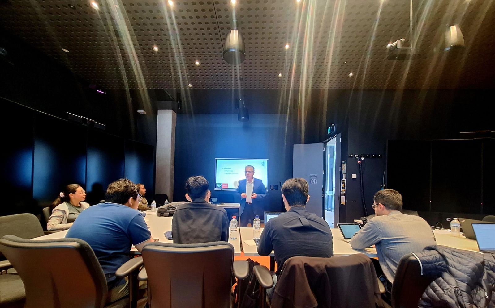 Mahasiswa ITS saat mengikuti seminar pada salah satu rangkaian AISS