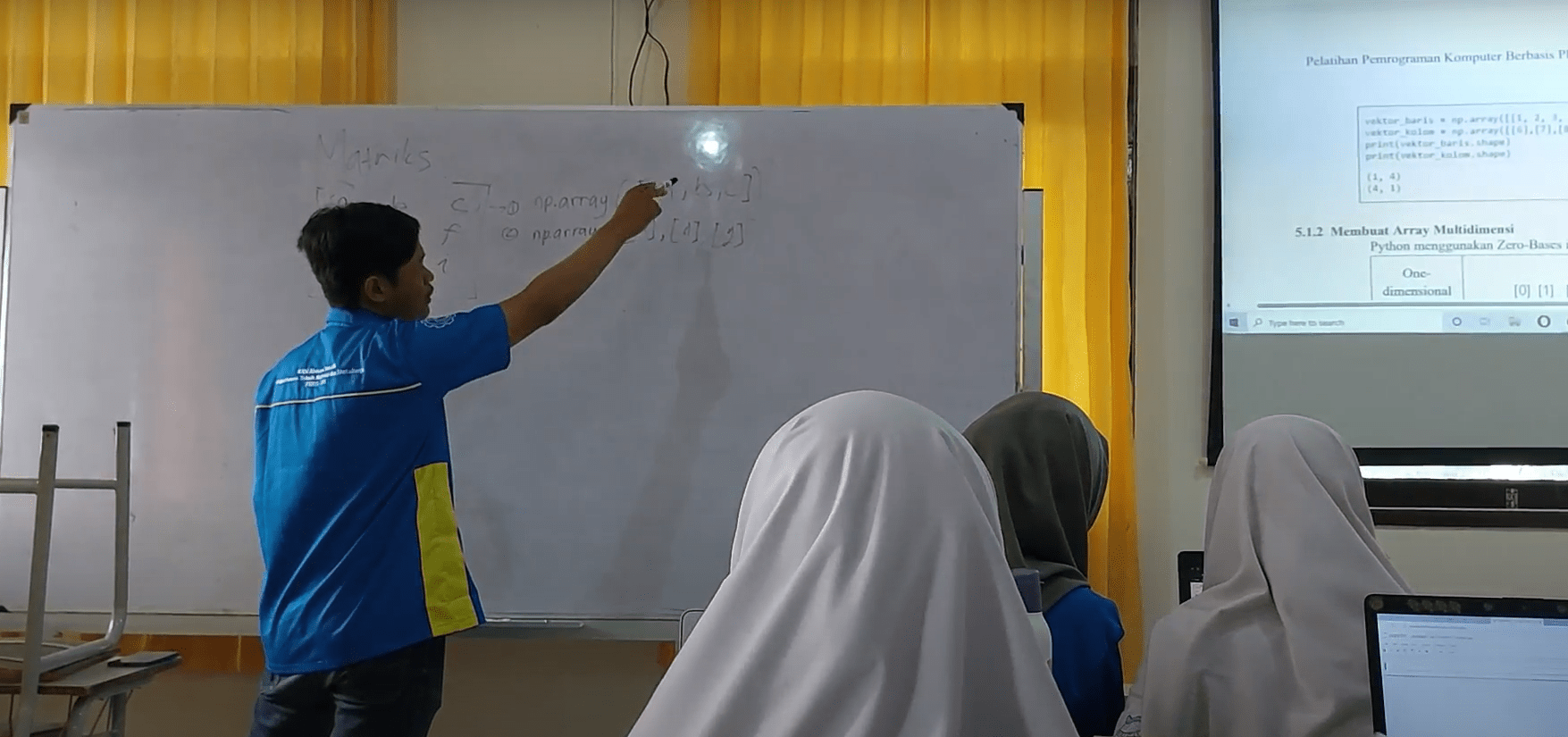 Gambar Mahasiswa ITS saat memberikan pelatihan Phyton