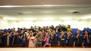 Gambar SPE ITS SC ketika foto bersama dengan pembicara dan peserta seminar