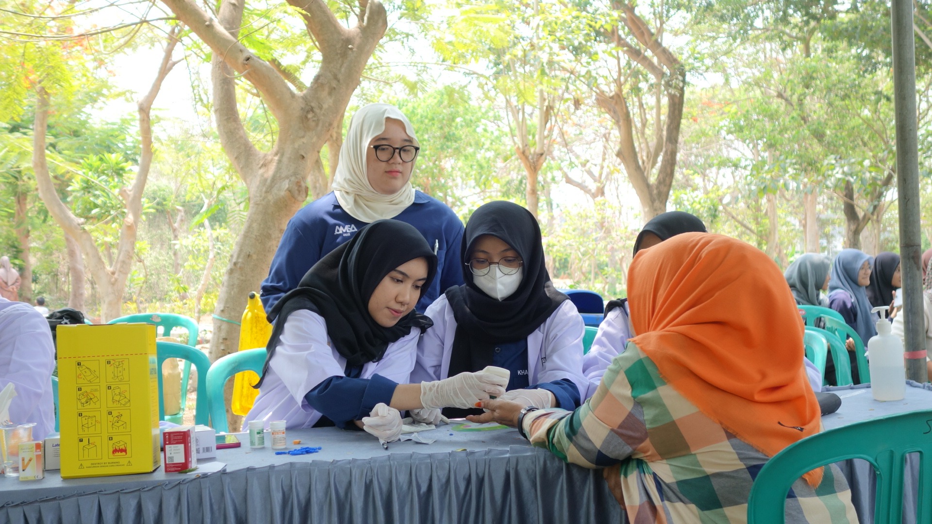 gambar peserta Health Check Up ketika diperiksa oleh AMSA UNAIR