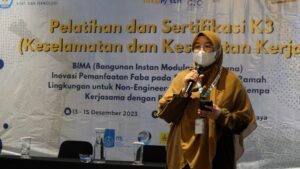 Foto Sambutan oleh Ketua tim riset, Dr Eng Yuyun Tajunnisa ST MT