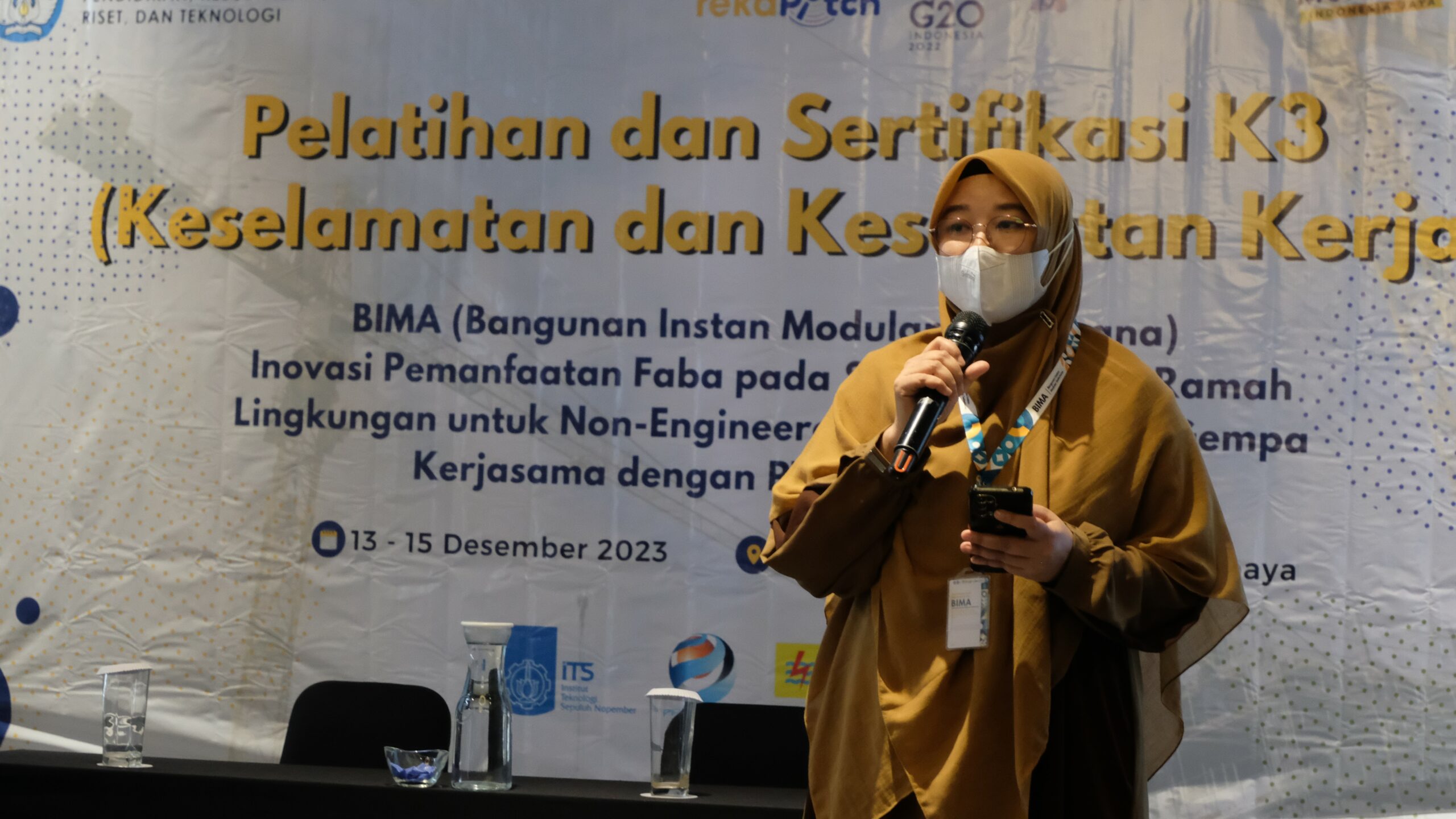 Foto Sambutan oleh Ketua tim riset, Dr Eng Yuyun Tajunnisa ST MT