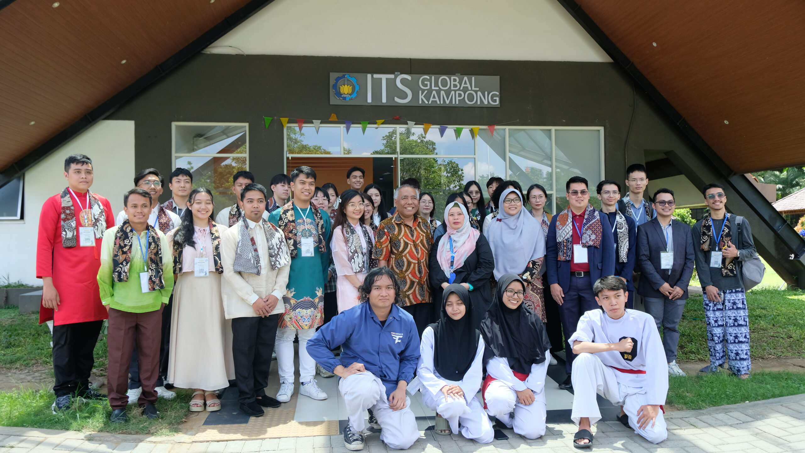 Para peserta CommTECH Insight 2024 Sub Course A dan B berfoto bersama di ITS Global Kampong saat acara pembukaan kegiatan