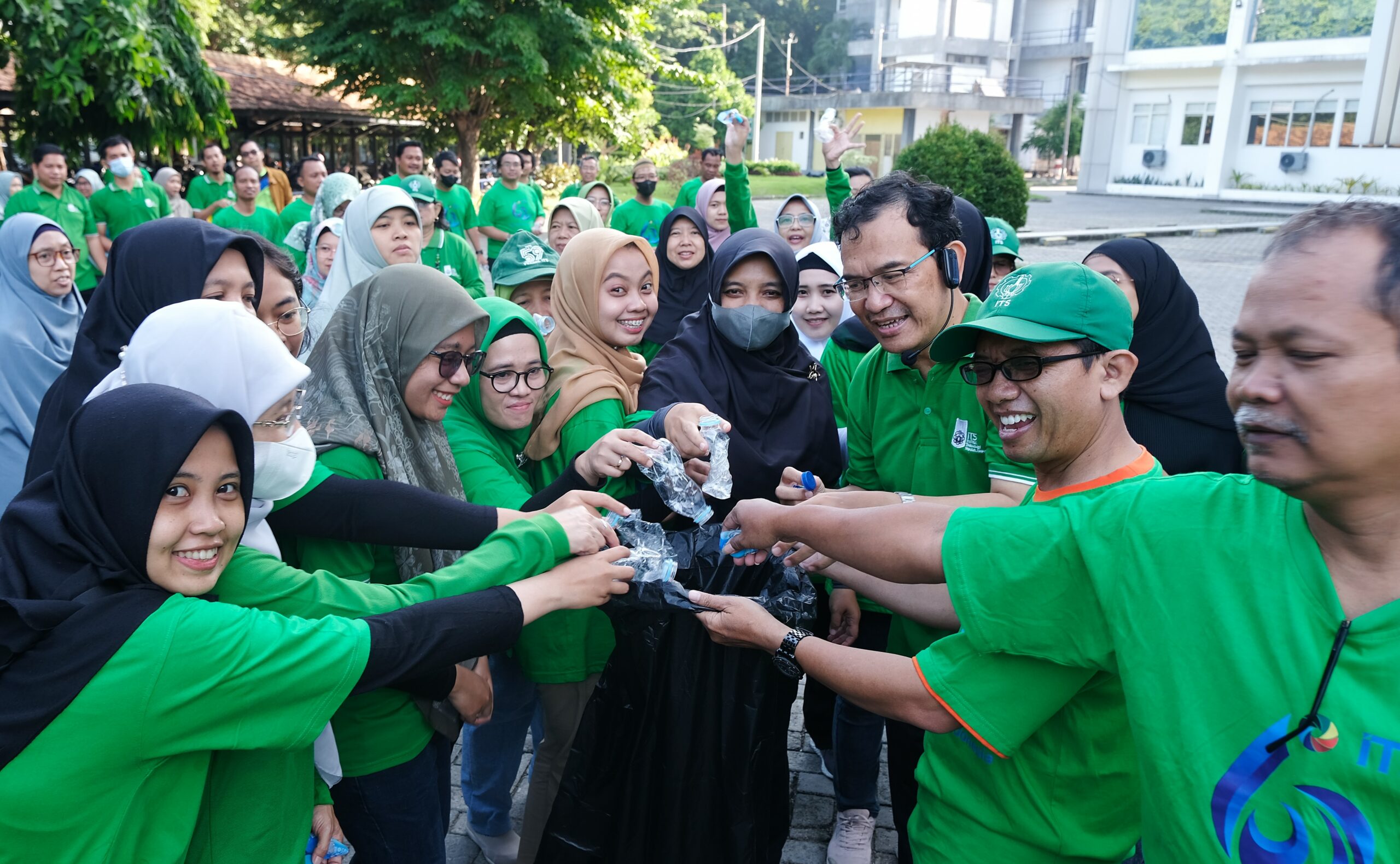Gambar pengumpulan botol plastik