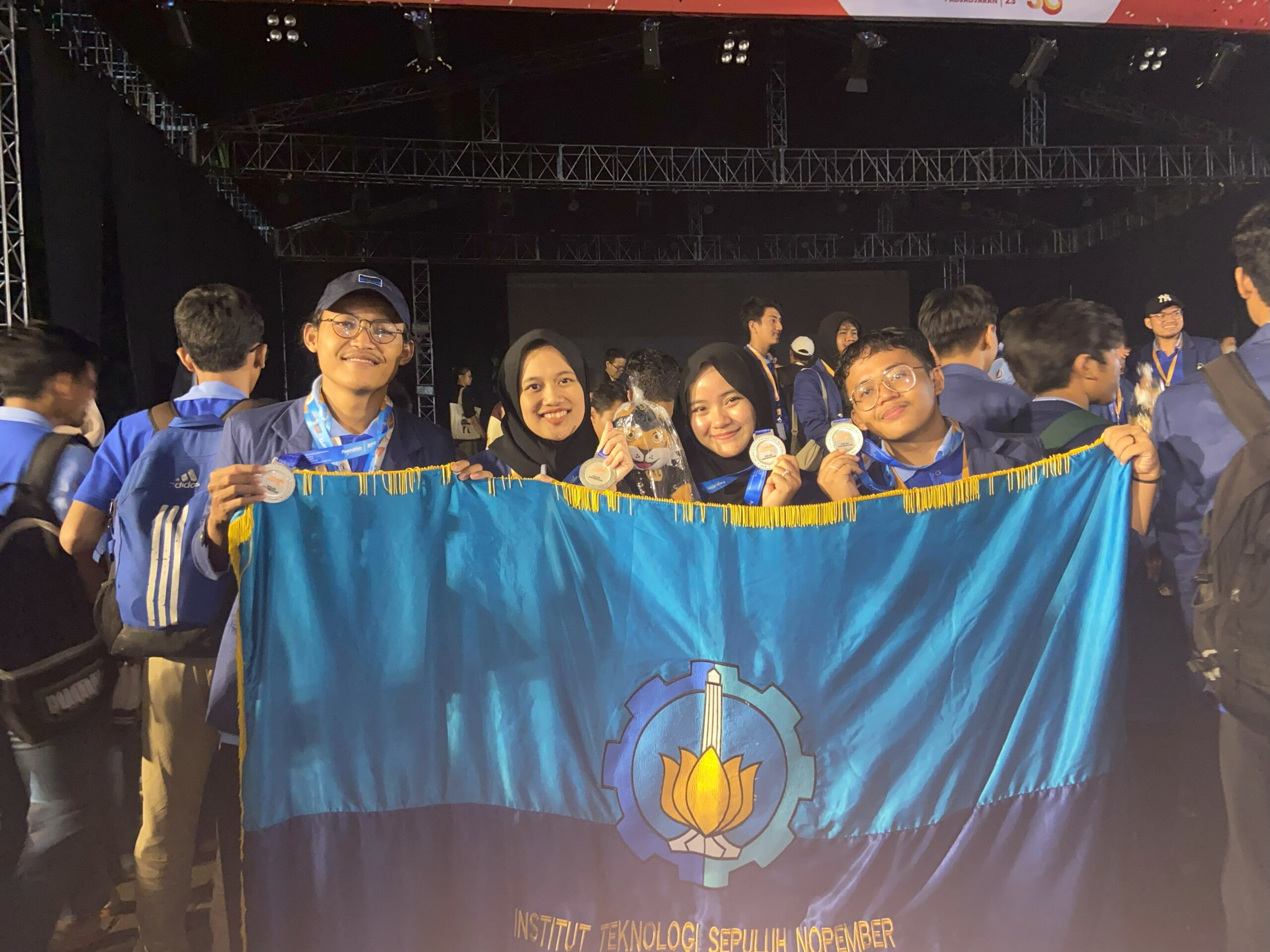 Foto Tim PKM-RSH ITS meraih medali perak dalam ajang PIMNAS 2023 dalam kategori presentasi