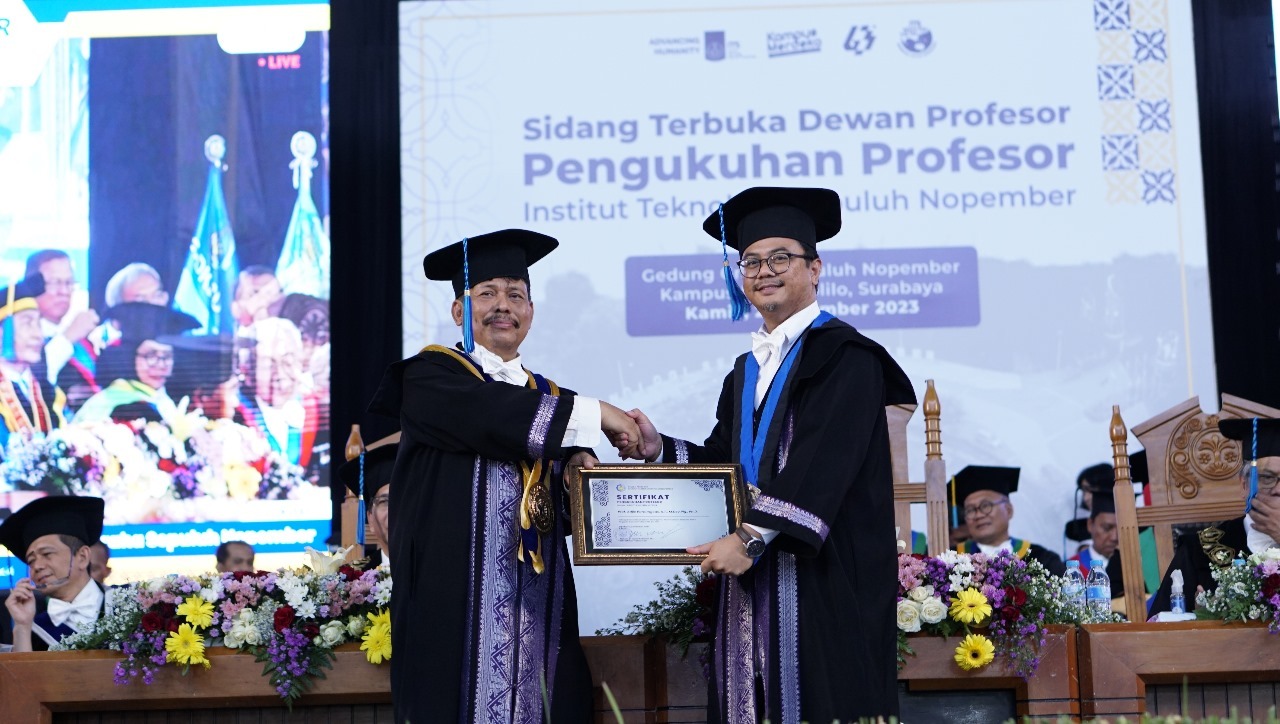 Prof Adjie Pamungkas ST MDev Plg PhD (kanan) saat dikukuhkan sebagai Profesor ke-189 ITS