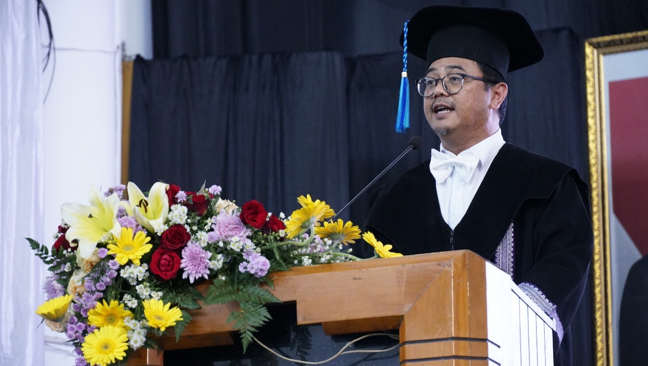 Prof Adjie Pamungkas ST MDev Plg PhD dari Departemen Perencanaan Wilayah dan Kota (PWK) ITS saat menyampaikan orasi ilmiahnya dalam prosesi Pengukuhan Profesor ITS