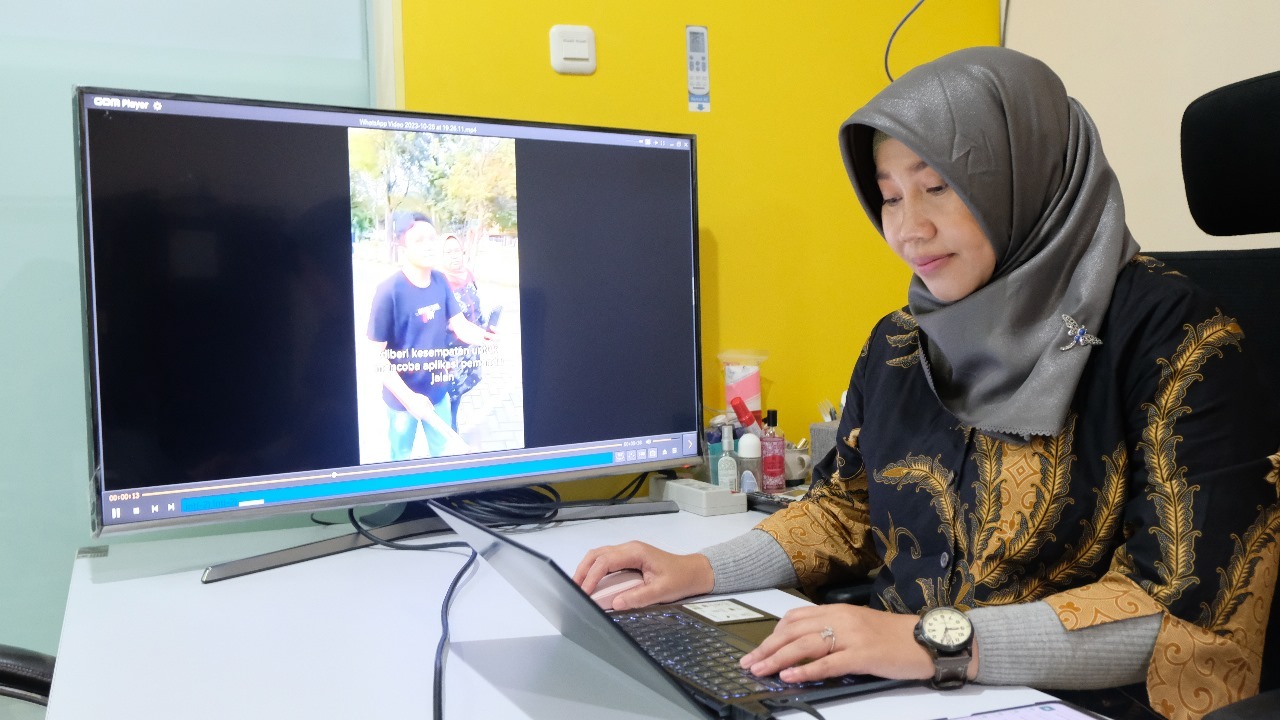 Prof Dr Ir Diana Purwitasari SKom MSc, Guru Besar ke-190 ITS saat melakukan analisis penentuan keahlian seseorang dengan menggunakan teknologi NLP dalam penelitiannya