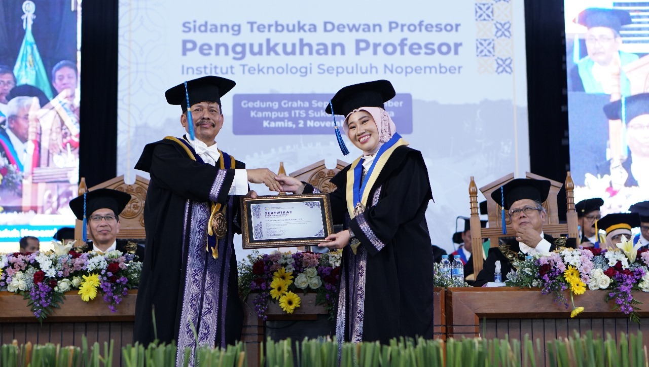 Ketua Dewan Profesor ITS Prof Dr Imam Robandi MT (kiri) ketika menyerahkan sertifikat pengukuhan Guru Besar ke-190 ITS kepada Prof Dr Ir Diana Purwitasari SKom MSc