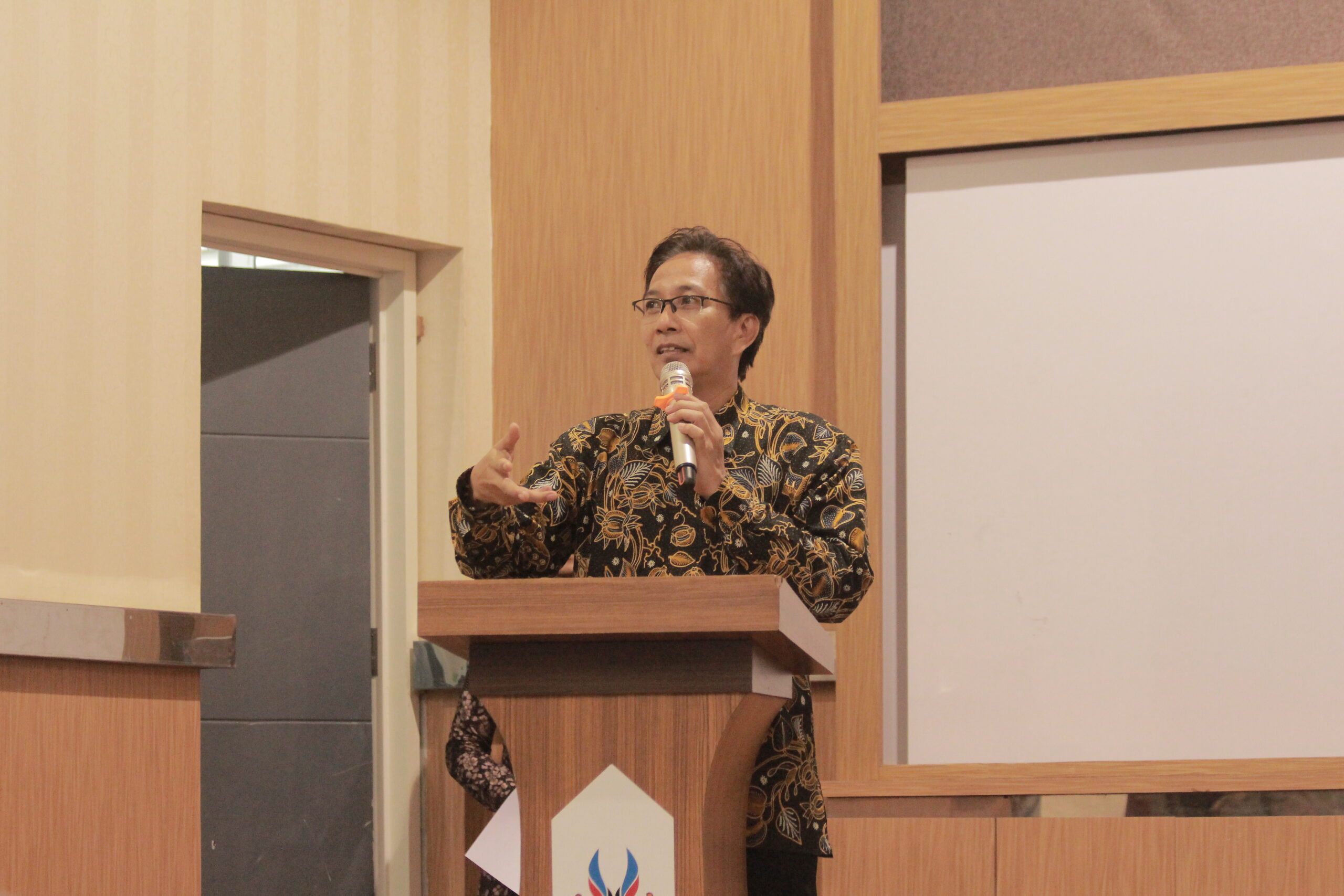 Rektor ITS Prof Dr Ir Mochamad Ashari MEng saat memberikan sambutan dalam kunjungan ITS ke ITK di ITK, Balikpapan