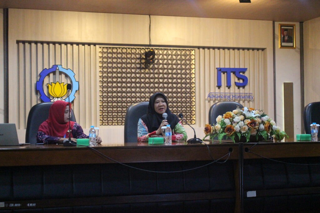 Gambar Ucik menyampaikan materi ZI-WBK