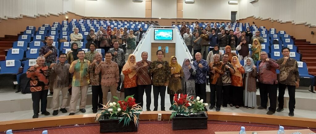 Rektor ITS Prof Dr Ir Mochamad Ashari MEng (tengah) bersama jajaran Petinggi ITS dan ITK dalam kunjungan kerja ITS ke ITK