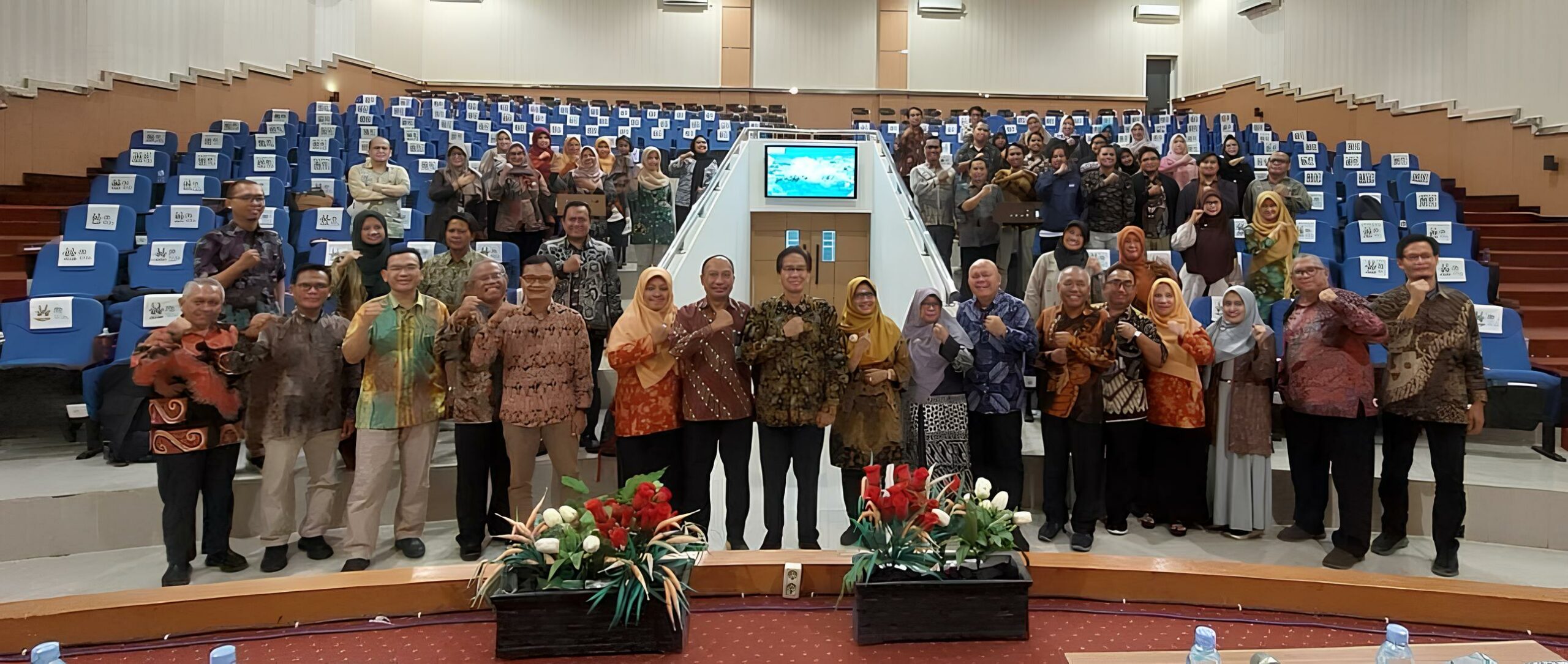 Rektor ITS Prof Dr Ir Mochamad Ashari MEng (tengah) bersama jajaran Petinggi ITS dan ITK dalam kunjungan kerja ITS ke ITK