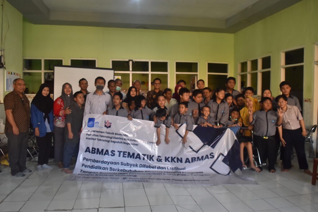 Foto bersama Abmas ITS dengan keluarga Yayasan Pendidikan Autis Mutiara Hati Surabaya