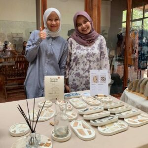 Potret Salsabila Dhita Nurani (kanan) bersama salah satu pemilik coffee shop saat menunjukkan produk MarmorStuff dalam acara Pop Up Store di Kota Blitar, Jawa Timur