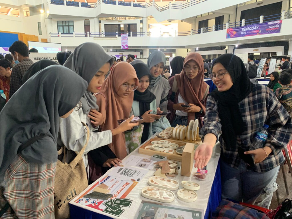 Potret Salsabila Dhita Nurani (kanan) ketika menjelaskan produk MarmorStuff kepada para pengunjung Demo Day ITS 2023