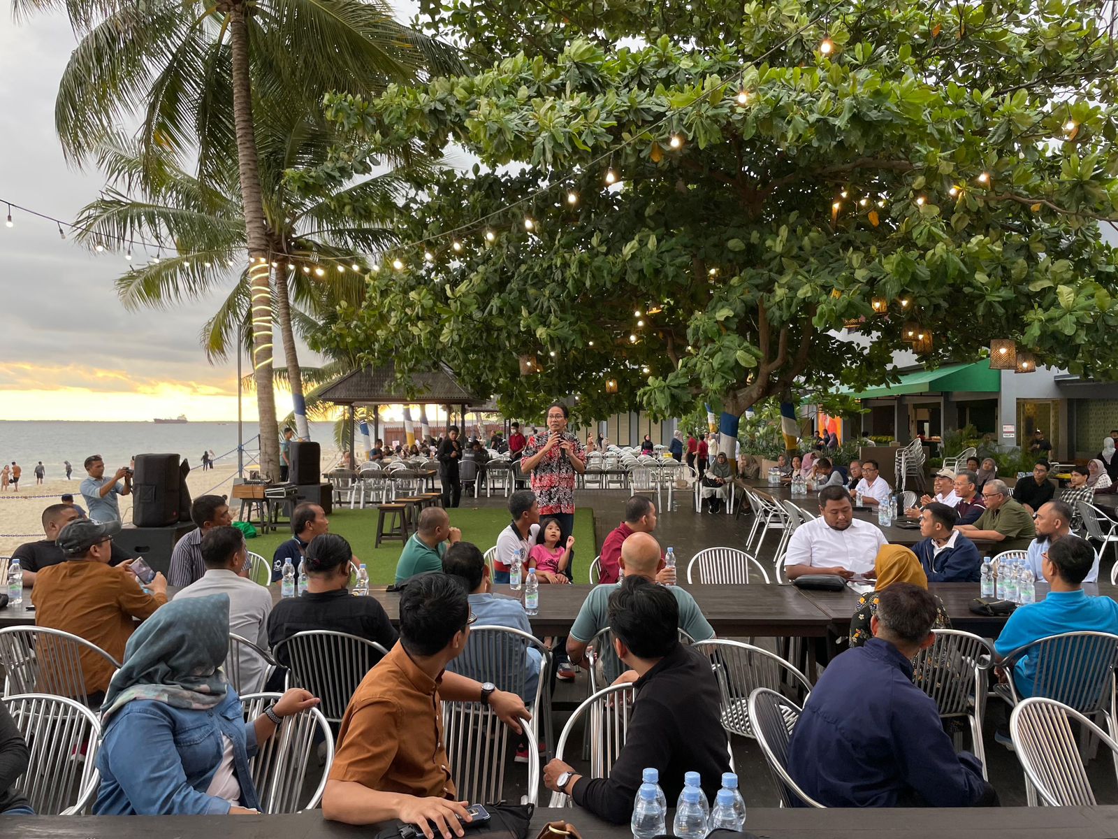 Prof Dr Ir Mochamad Ashari MEng tengah memberikan sambutan kegiatan temu alumni ITS yang diselenggarakan di Kampoeng Pasir Balikpapan.