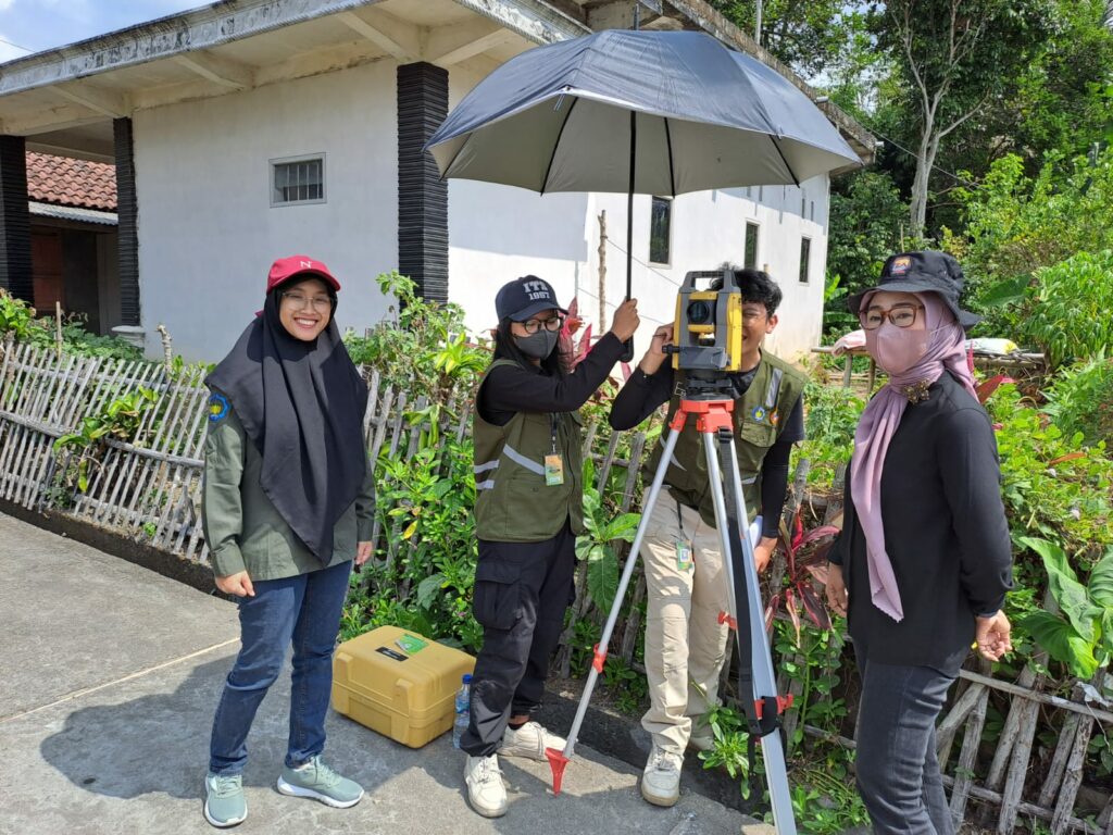 Gambar nurwatik bersama mahasiswa survei