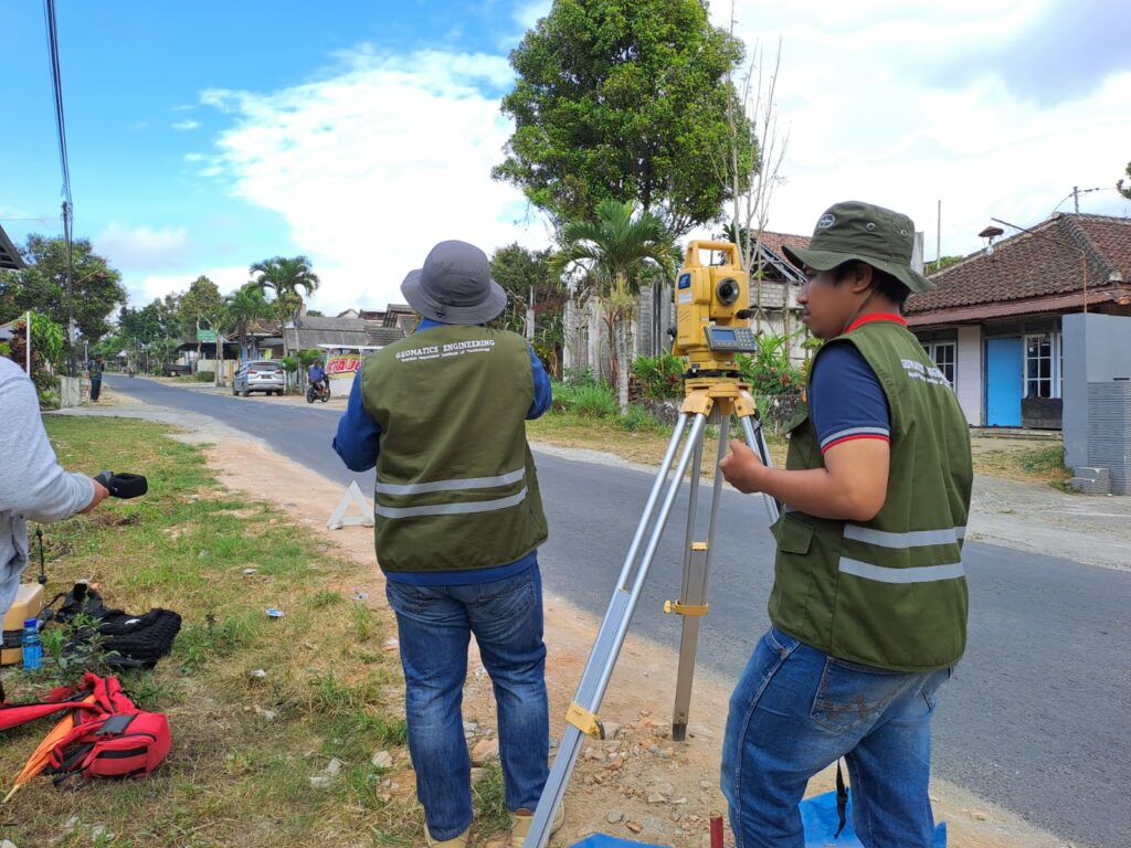 Gambar mahasiswa survei Desa Banturejo