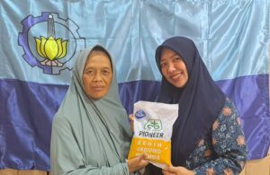 Santi Frestiqauli ST MT (kanan) memberikan hibah bibit jagung kepada warga Poktan Mekarsari Dukuh Mabul Banjarnegara