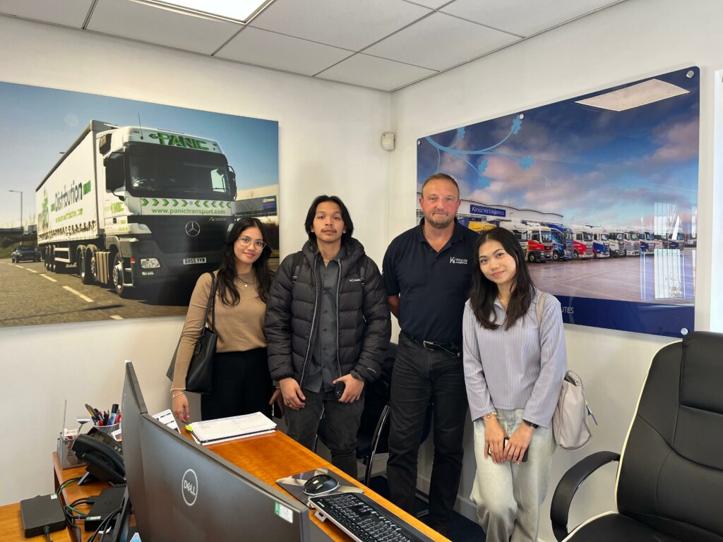 Gambar mahasiswa ITS bersama kinaxia