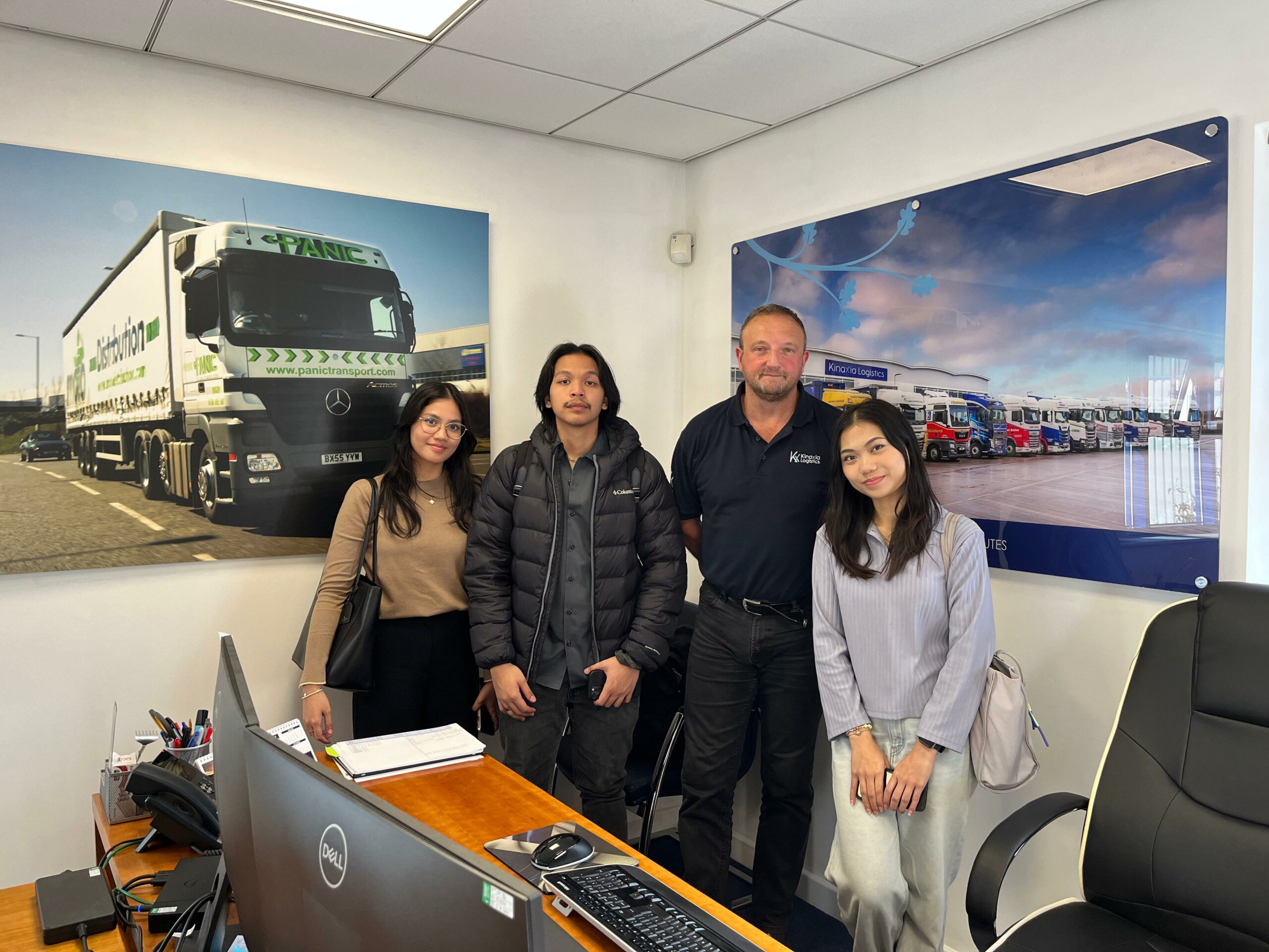 Gambar mahasiswa ITS bersama kinaxia