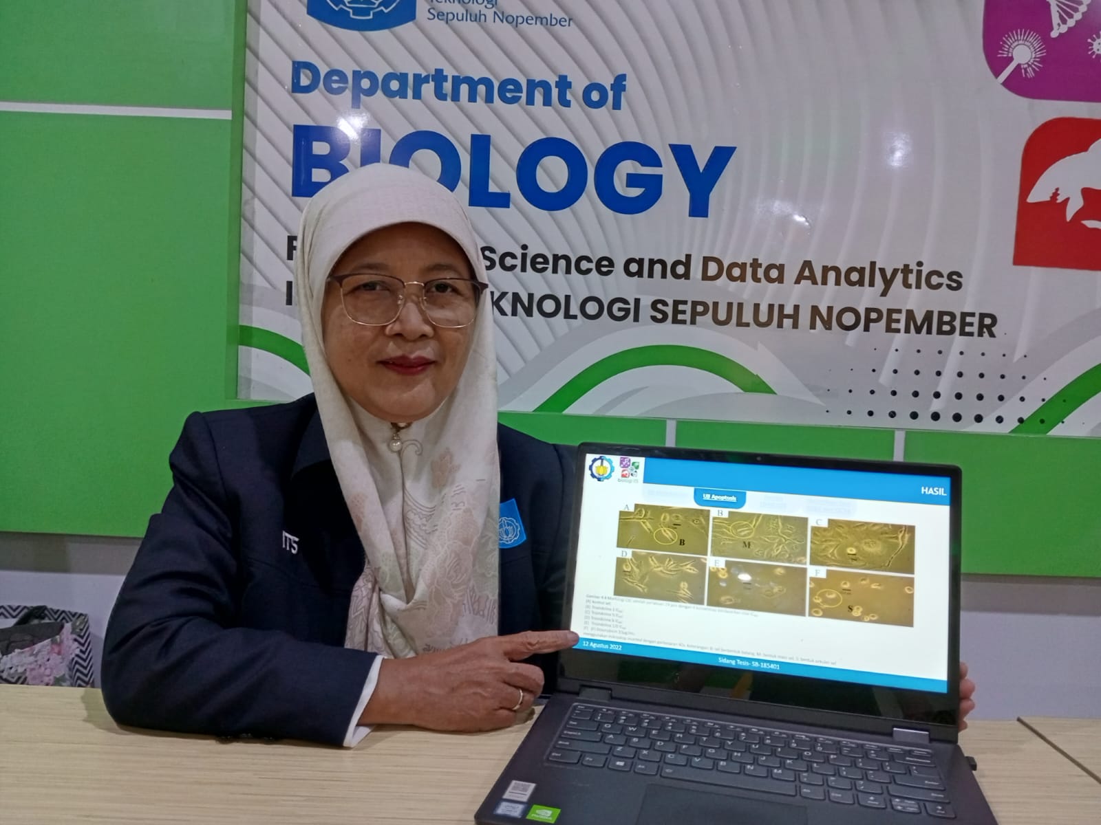 Prof Dr Awik Puji Dyah Nurhayati SSi MSi menunjukkan hasil risetnya mengenai pengembangan obat baru antikanker dari bahan spons laut
