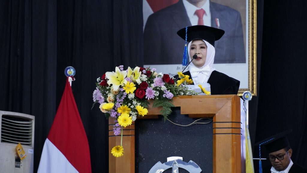 Profesor ke-191 ITS Prof Dr Awik Puji Dyah Nurhayati SSi MSi ketika menyampaikan orasi ilmiahnya pada acara Pengukuhan Profesor ITS