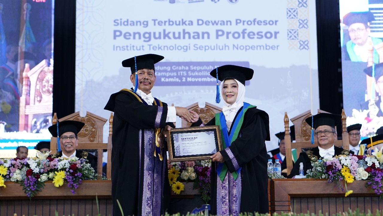 Ketua Dewan Profesor ITS Prof Dr Imam Robandi MT (kiri) ketika menyerahkan sertifikat pengukuhan Guru Besar ke-191 ITS kepada Prof Dr Awik Puji Dyah Nurhayati SSi MSi