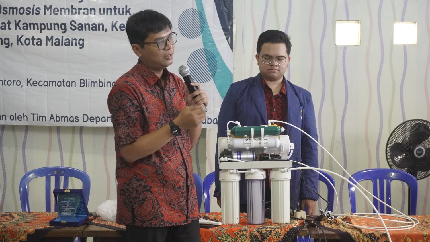 Gambar dosen dan mahasiswa ITS ketika melakukan sosialisasi alat penjernih air