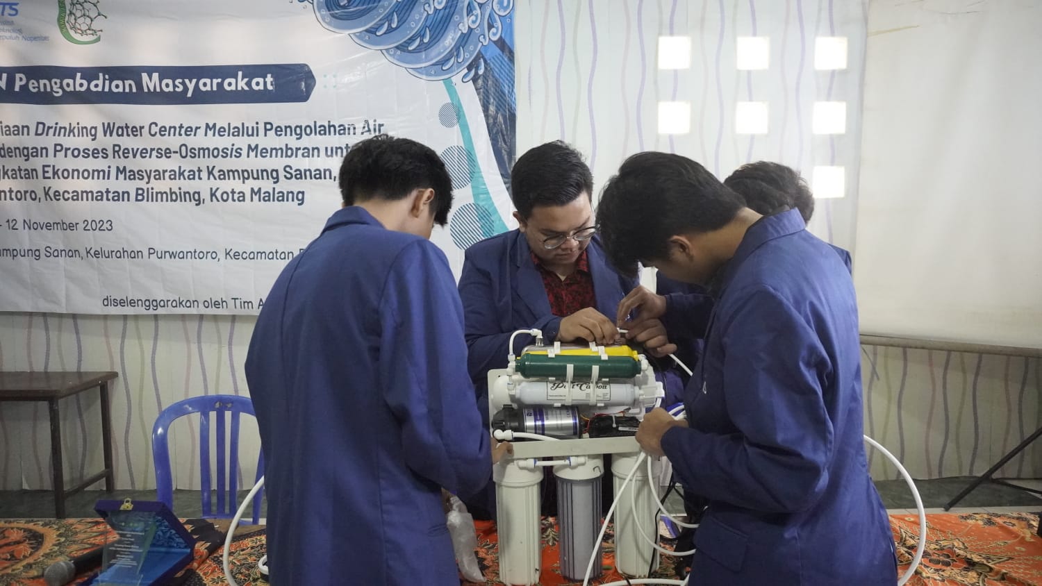 mahasiswa ITS ketika sedang mendemonstrasikan alat penjernih air