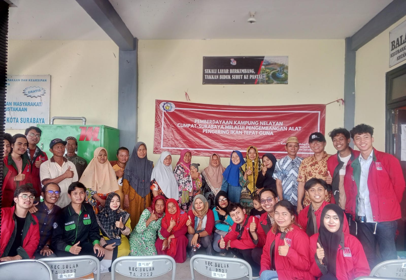 Tim KKN Abmas ITS bersama warga Desa Cumpat