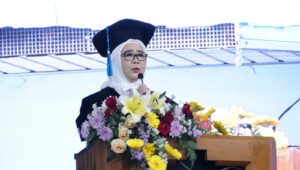 Prof Dr Dra Yulfi Zetra MSc ketika menyampaikan orasi ilmiahnya pada saat pengukuhannya sebagai profesor