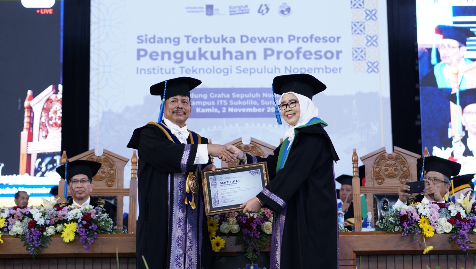 Guru Besar ITS ke-193 Prof Dr Dra Yulfi Zetra MSc (kanan) saat menerima sertifikat pengukuhan profesor dari Ketua Dewan Profesor ITS Prof Dr Ir Imam Robandi MT