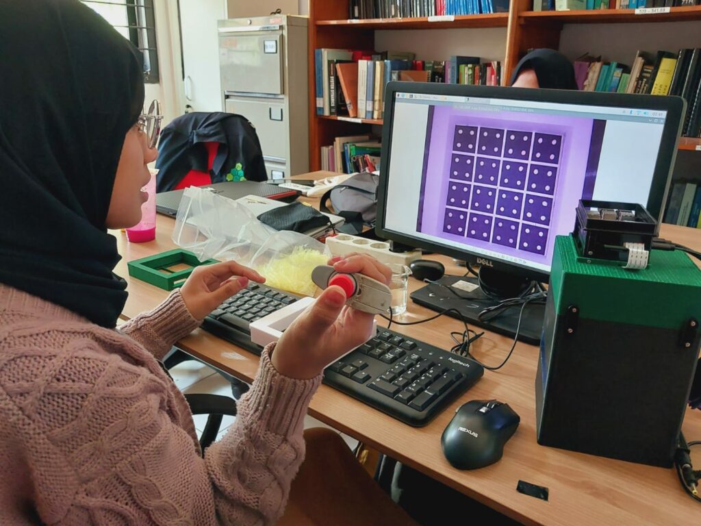 Annisa Septyana Ningrum saat melakukan simulasi alat NeuroCube, inovasi biosensor berbasis machine learning