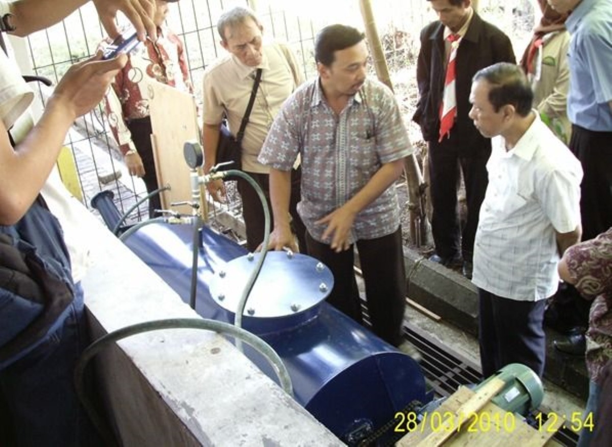 Prof Dr Bambang Sudarmanta ST MT (tengah berbatik) menjelaskan alat pembuatan biogas yang dapat memaksimalkan produksi biogas berprotein tinggi yang aman untuk kendaraan