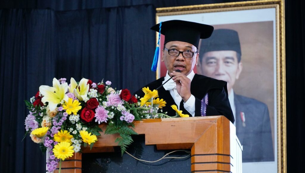 Prof Dr Bambang Sudarmanta ST MT saat menyampaikan orasi ilmiah saat pengukuhannya sebagai Profesor ke-194 ITS