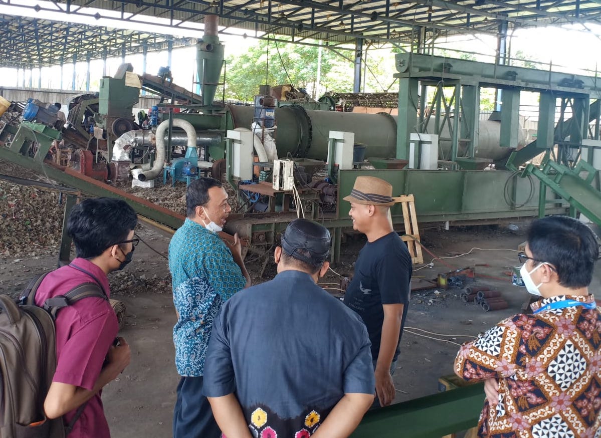 Prof Dr Bambang Sudarmanta ST MT (dua dari kiri) menjelaskan pembuatan Mobile Waste Screening and Shredding Machine untuk membuat RDF, bahan bakar motor berbahan dasar sampah