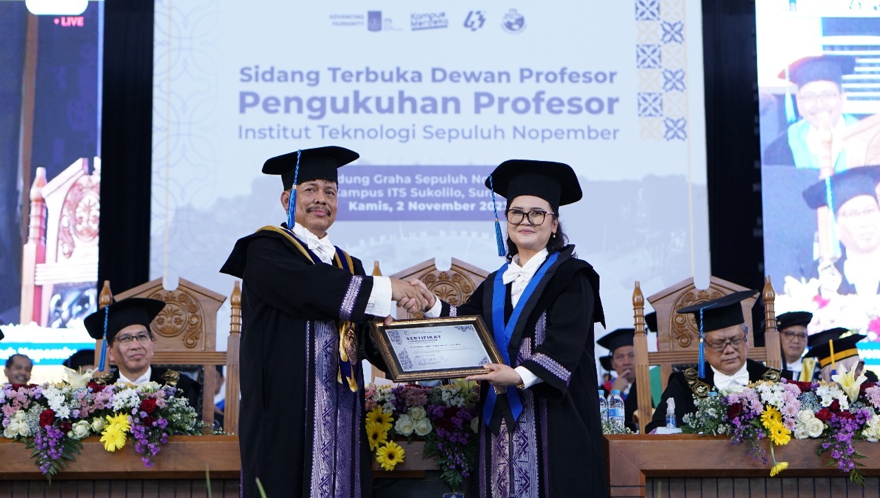 Ketua Dewan Profesor ITS Prof Dr Imam Robandi MT (kiri) ketika menyerahkan sertifikat pengukuhan Guru Besar ITS ke-195 kepada Prof Bieby Voijant Tangahu ST MT PhD