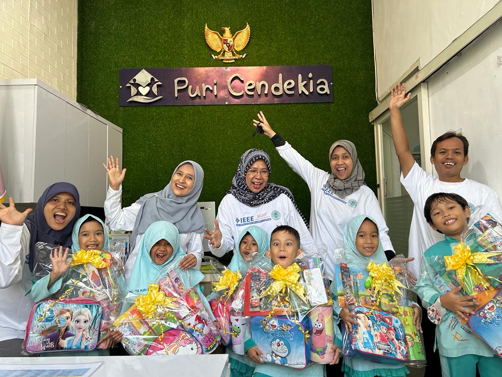 Tim ITS saat sesi pembagian hadiah kepada para siswa Puri Cendekia Islamic Entreprenuer School, Surabaya