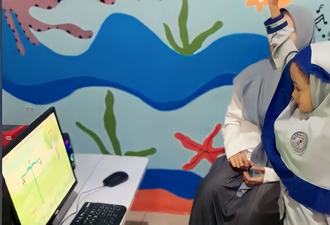 Salah satu siswa Puri Cendekia Islamic Entrepreneur School saat mencoba memainkan gim edukasi menggunakan hand gesture recognition, rancangan tim dosen dan mahasiswa ITS